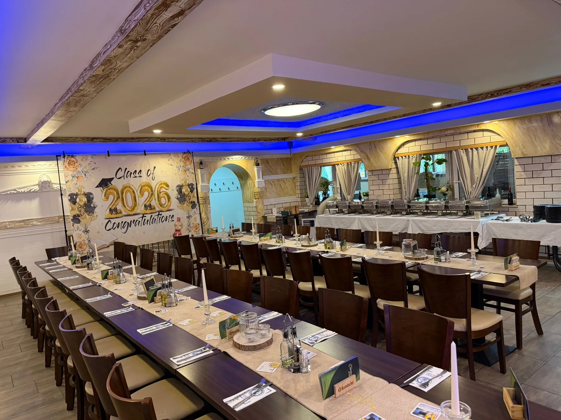 Festlich gedeckte Tafel mit Buffet