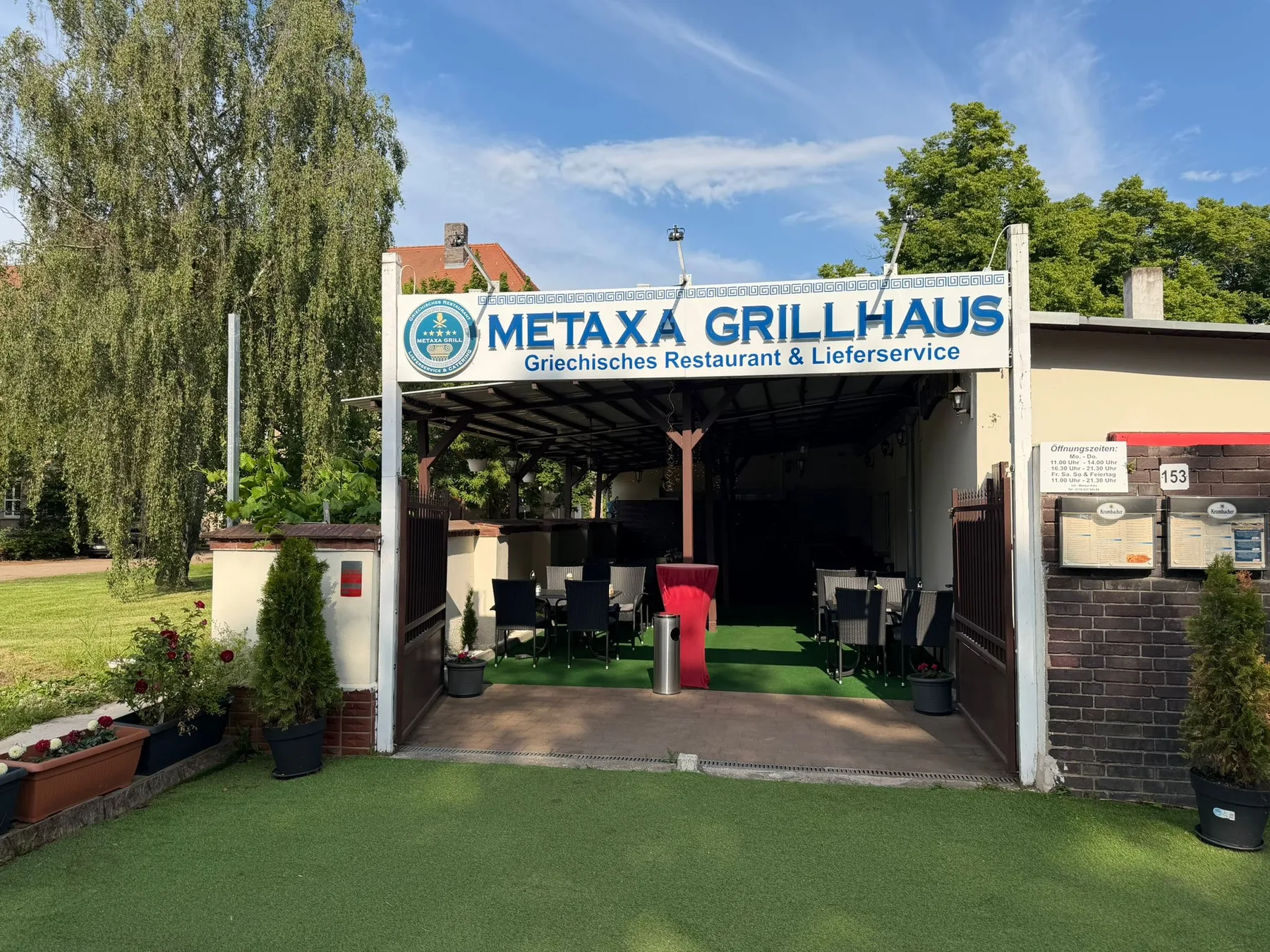 Metaxa Grill Haus — Eingang und Terrasse